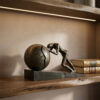 Scultura uomo con sfera pesante Gilde